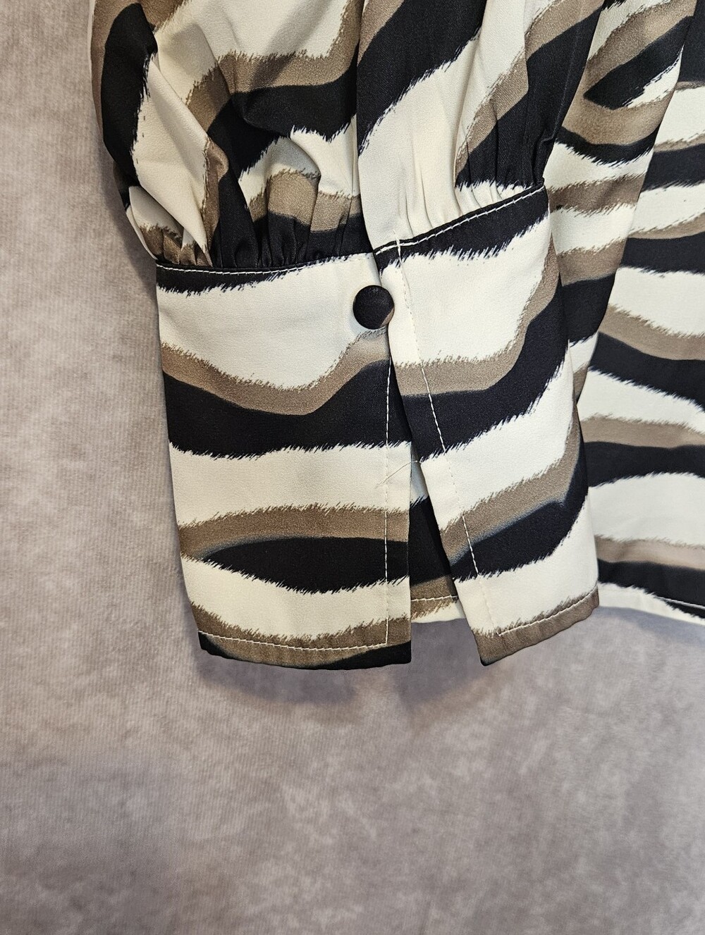 Banana Republic Animal Print Blouse Shirt Top XL Long Flare Sleeve V Neck - Picture 4 of 10